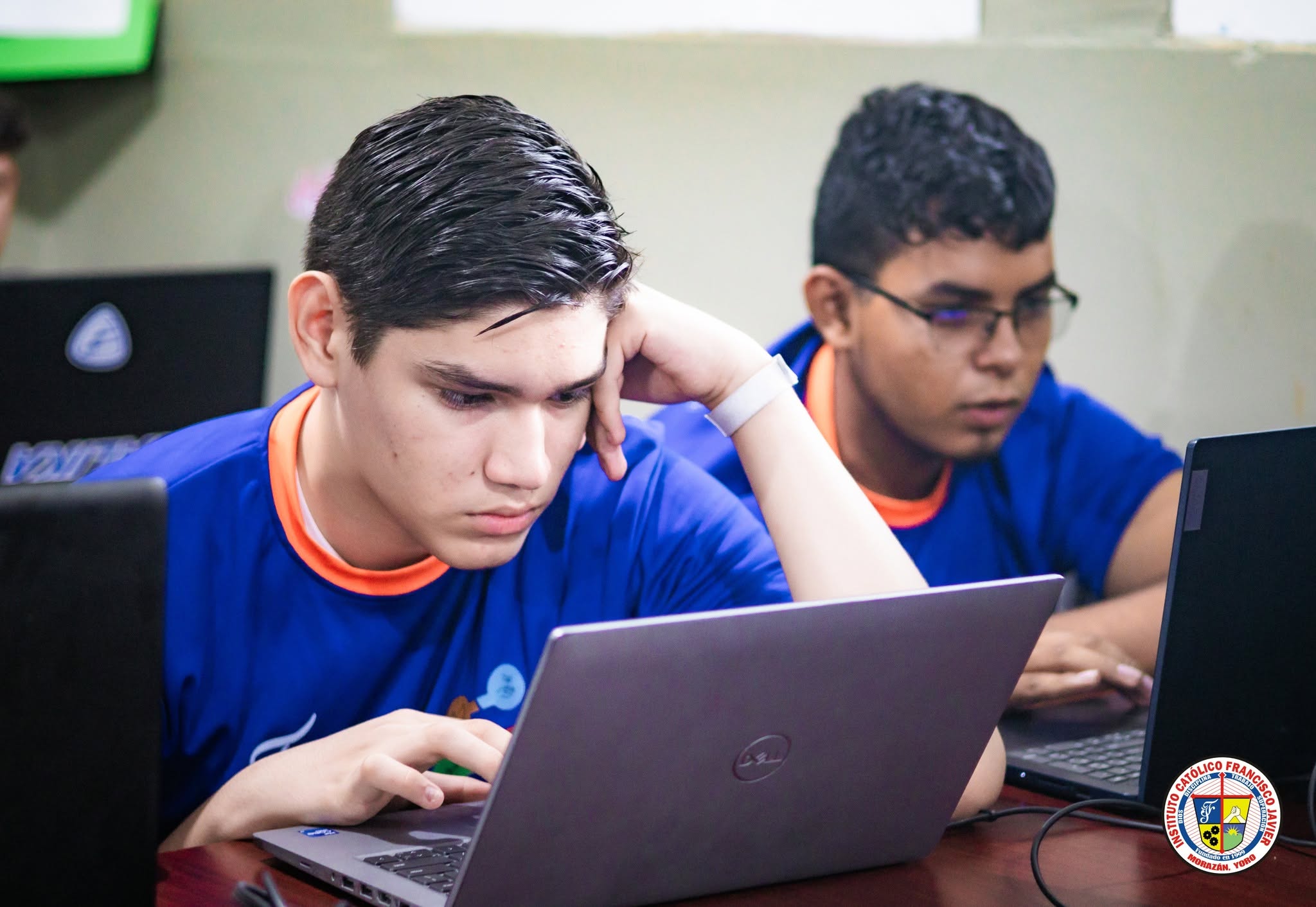 Estudiantes desarrollando actividades de informática