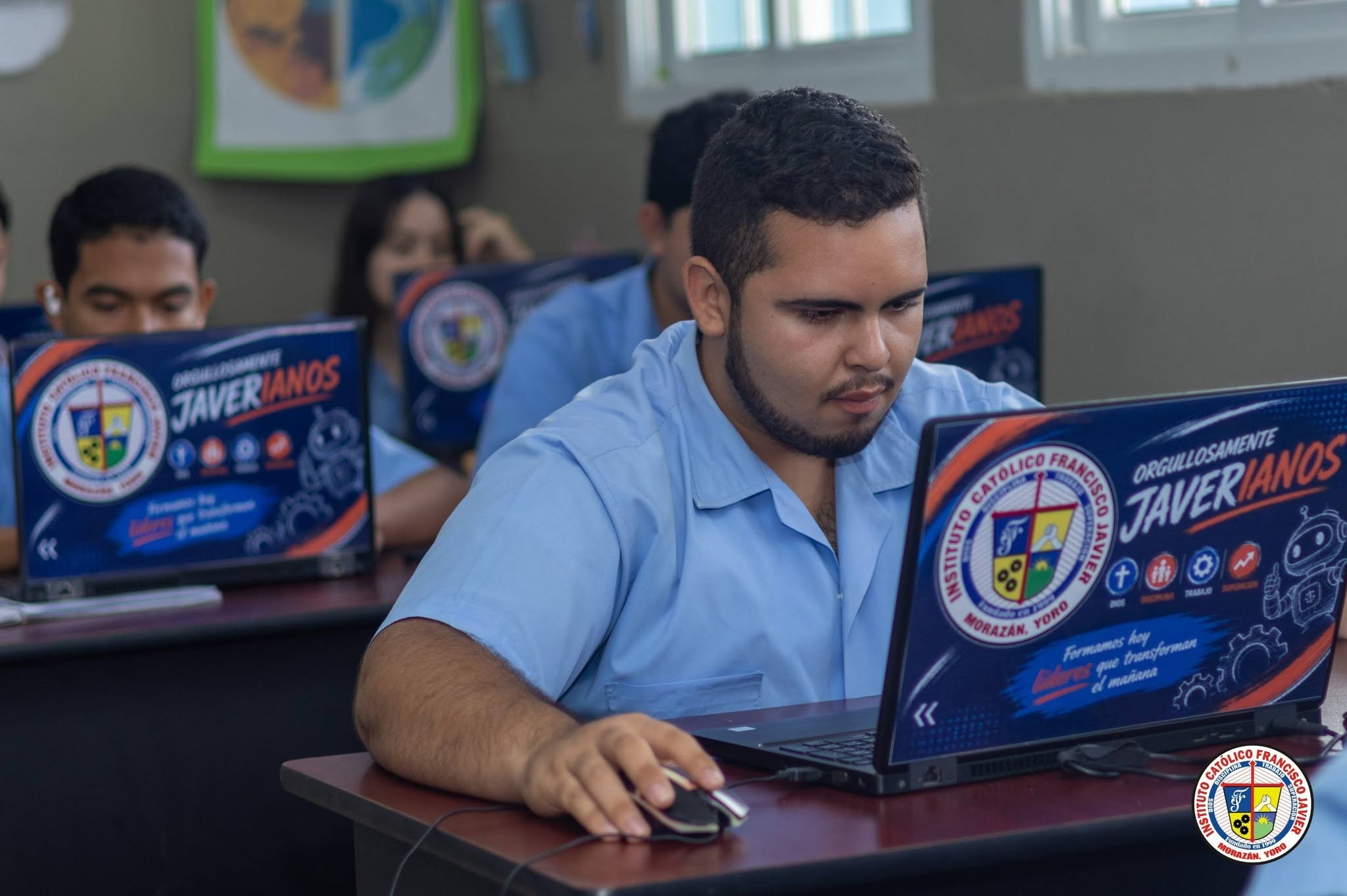 Estudiantes trabajando con computadoras