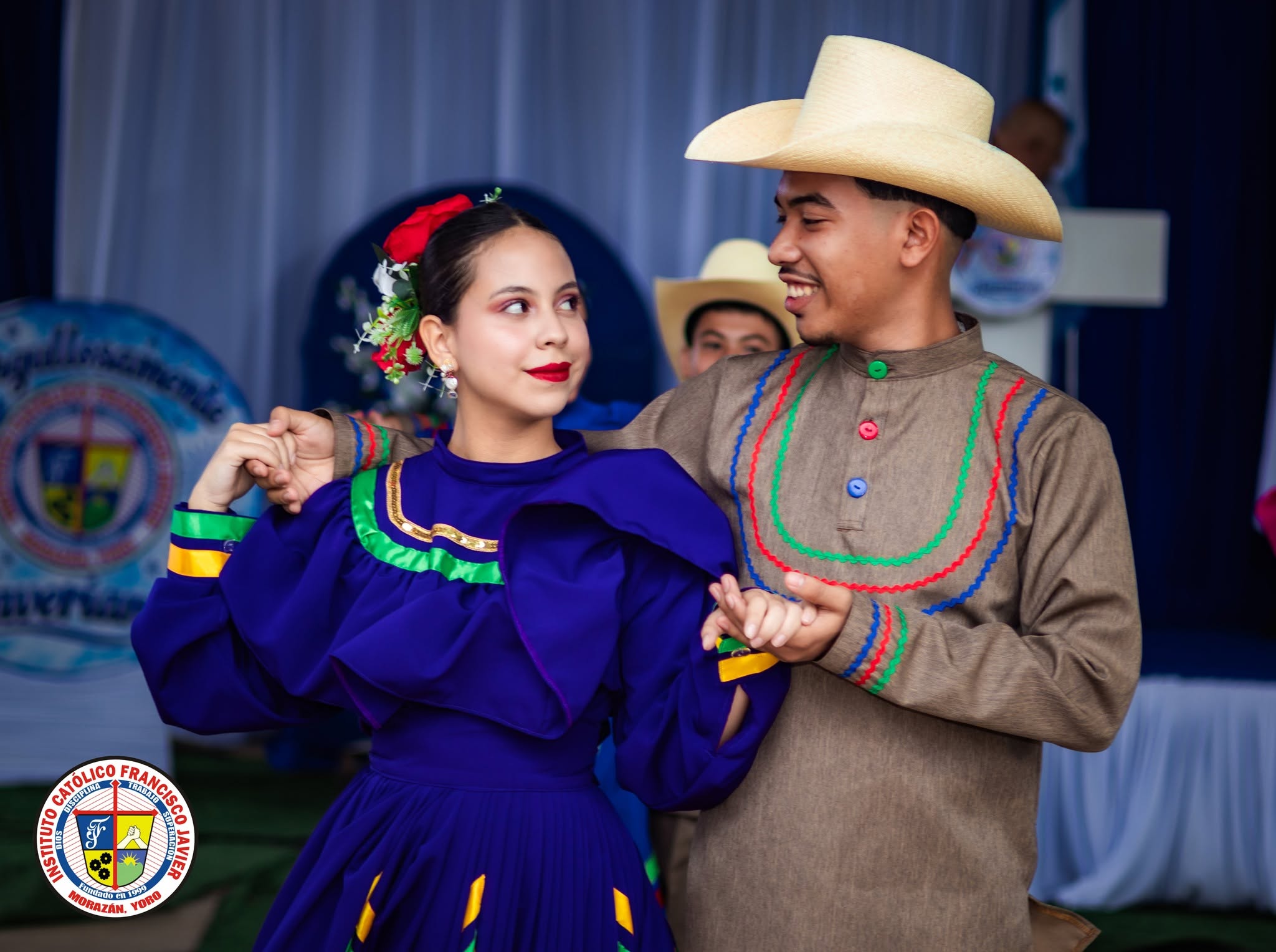 Estudiantes participando en una presentación cultural