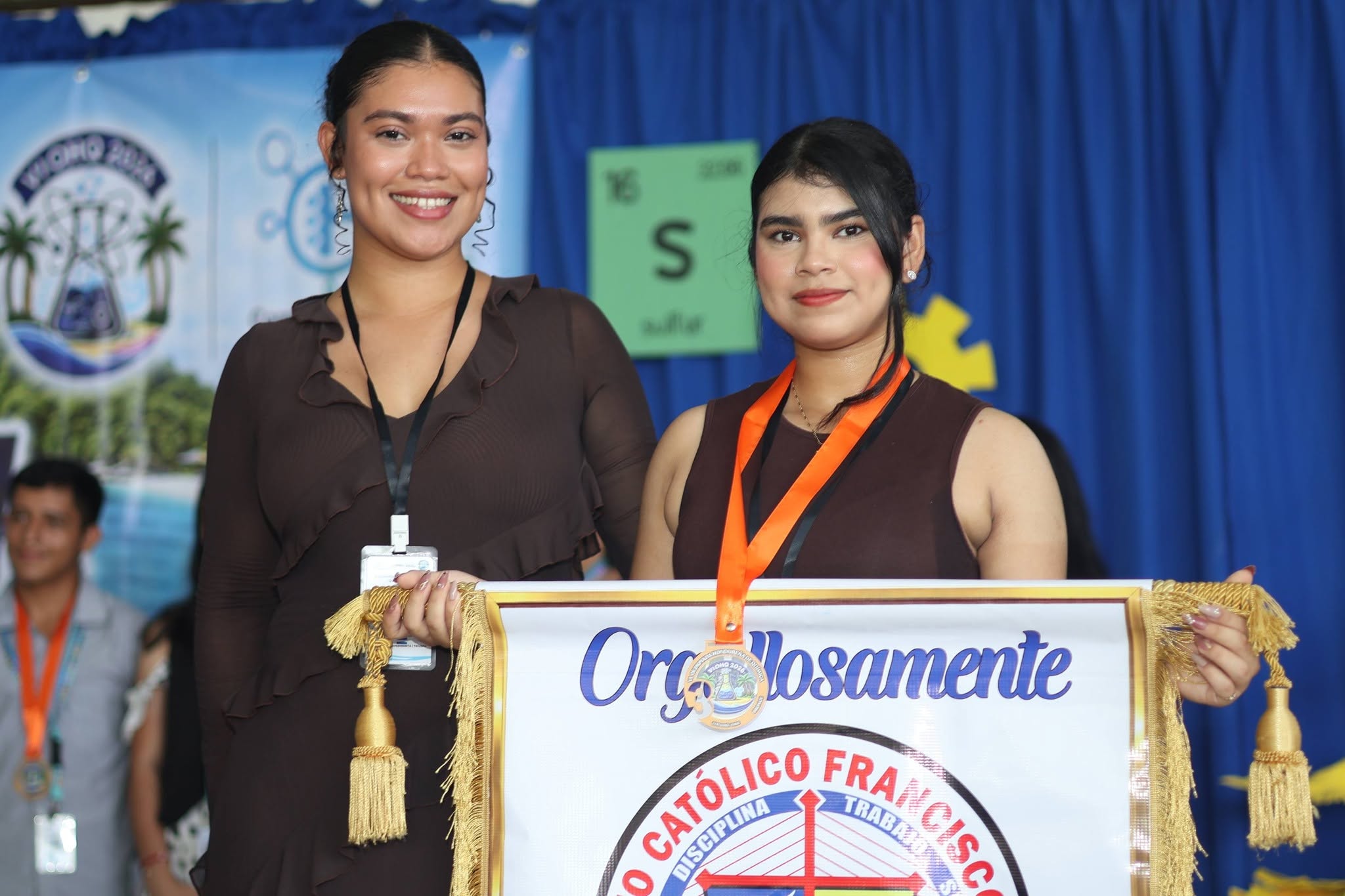 Estudiantes mostrando un reconocimiento institucional