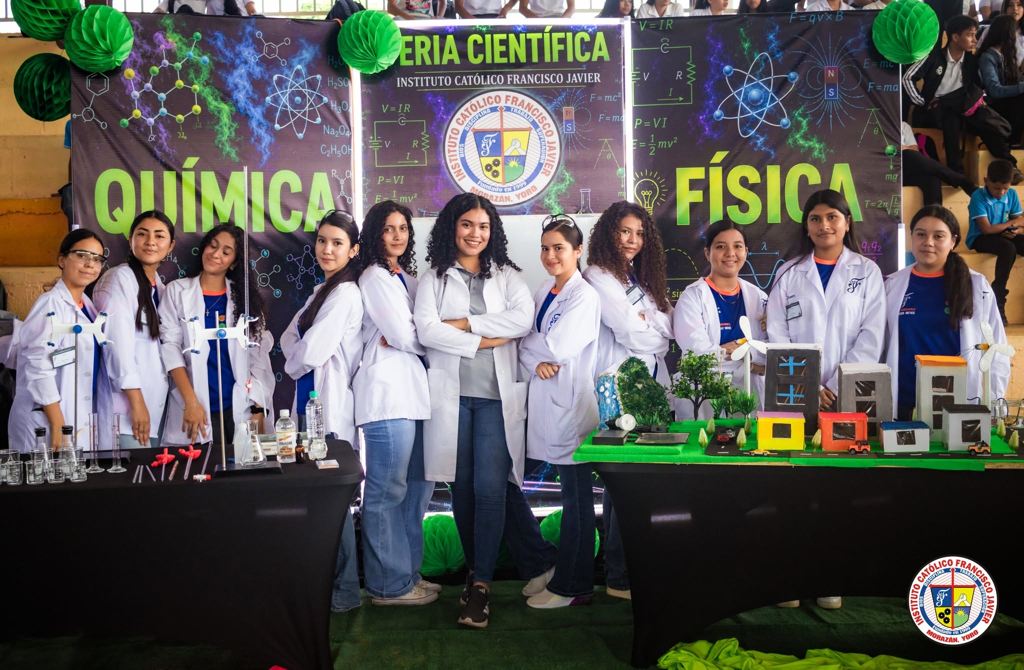Grupo de estudiantes en una feria científica